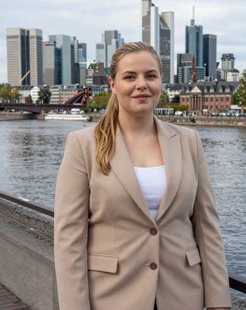 Marie, 33, German woman from Frankfurt along the Main river embankment